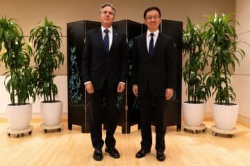 米国のブリンケン国務長官（左）と中国の韓正国家副主席＝18日、ニューヨーク（ロイター＝共同）