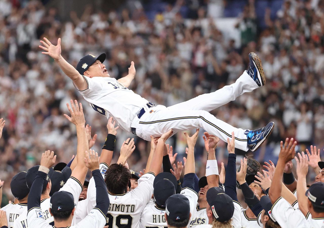 胴上げされるオリックスの中嶋聡監督=9月20日、京セラドーム大阪(時事)