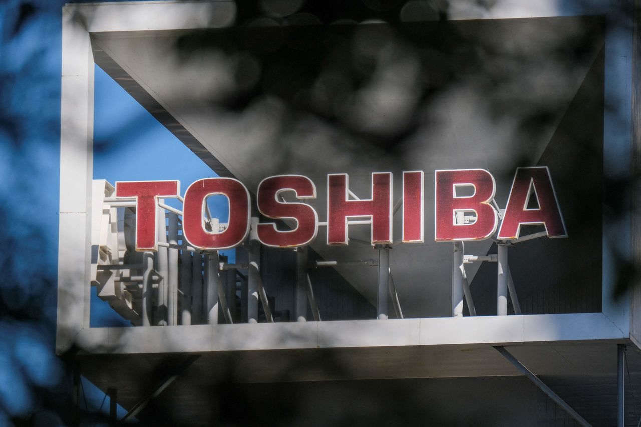国内連合によるTOBが成立した東芝。名門企業は年内にも上場廃止となる(AFP=時事)