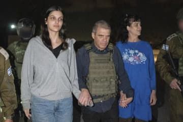解放され、パレスチナ自治区ガザからイスラエルに戻る女性（右）と娘（左）＝20日（イスラエル政府提供、AP＝共同）