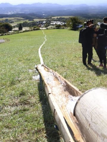 流しそうめんのギネス世界記録を目指して設置された「竹樋」＝21日午前、大分県竹田市