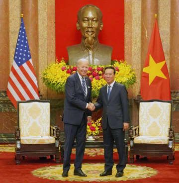 バイデン米大統領（左）と握手するベトナムのボー・バン・トゥオン国家主席＝9月、ハノイ（共同）