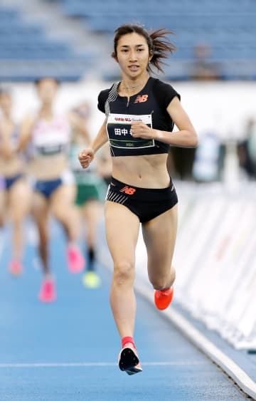 女子1000メートル　2分39秒49で優勝した田中希実＝駒沢陸上競技場