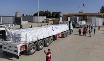 ラファ検問所で、エジプト側からパレスチナ自治区ガザ南部へ向かう支援物資を積んだトラック＝21日（ゲッティ＝共同）