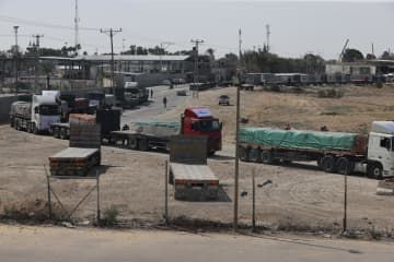 エジプト側からの支援物資を運ぶ車列＝21日、パレスチナ自治区ガザ南部ラファ（ゲッティ＝共同）