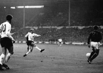 1966年、W杯イングランド大会準決勝のポーランド戦で、2点目を決めるボビー・チャールトンさん（AP＝共同）