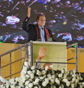 支持者らを前に演説するナワズ・シャリフ元首相＝21日、パキスタン・ラホール（共同）