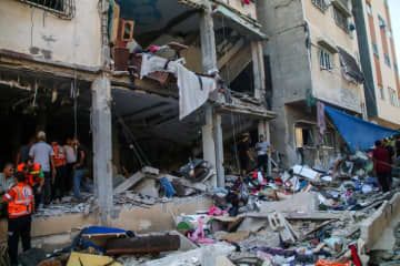イスラエル軍の攻撃で破壊された建物＝20日、パレスチナ自治区ガザ南部ハンユニス（ゲッティ＝共同）