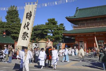 平安神宮を出発する「時代祭」の神幸列＝22日午前、京都市左京区