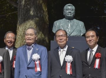 自身の胸像と記念撮影する亀井静香氏（左から2人目）＝22日、広島県庄原市