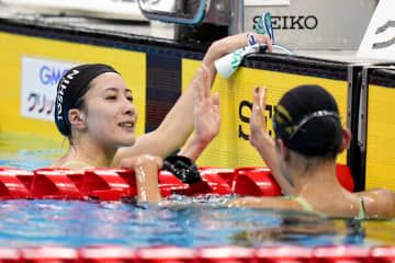 女子200メートル個人メドレー決勝　2分7秒28で優勝した大橋悠依（左）＝東京アクアティクスセンター