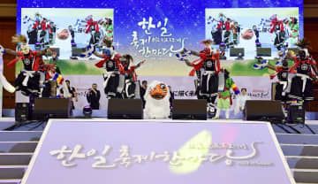 ソウルで韓国の伝統的な仮面踊りと共演した岩手県の「鬼剣舞」＝22日（共同）