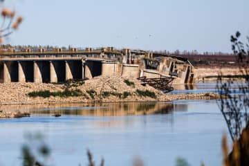 ウクライナ南部ヘルソン州の損壊したカホフカ水力発電所＝11日（タス＝共同）