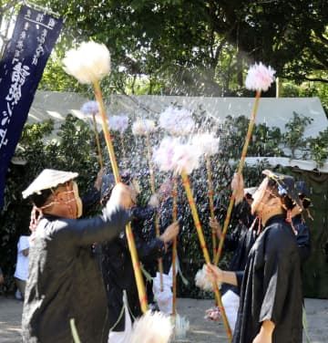 鹿児島県・奄美群島の加計呂麻島で行われた、伝統行事「諸鈍シバヤ」＝23日午後