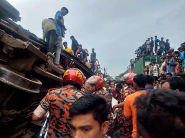 23日、バングラデシュ・キショルガンジで、旅客列車と貨物列車が衝突した事故現場に集まる救助当局者ら（バングラデシュ防災当局提供、AP＝共同）