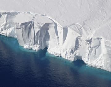 西南極のゲッツ棚氷＝2016年11月（NASA提供・共同）