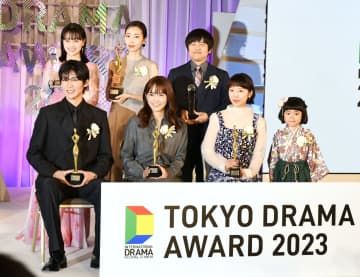「東京ドラマアウォード2023」の授賞式に臨む（前列左から）目黒蓮さん、川口春奈さん、夏帆さんら。後列右はバカリズムさん＝24日午後、東京都内
