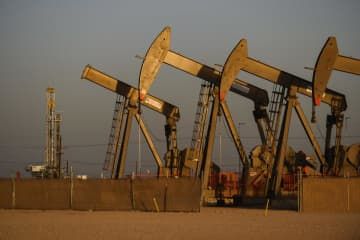 米テキサス州で稼働する原油などの採掘設備＝2022年4月（AP＝共同）