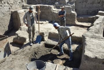 トルコ中央部のキュルテペ遺跡で行われた大型建物跡の発掘調査＝2022年8月（キュルテペ発掘調査隊提供）