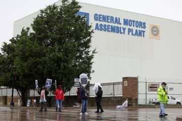 米ゼネラル・モーターズ（GM）の工場でストライキをする全米自動車労働組合（UAW）の組合員＝24日、テキサス州（ロイター＝共同）