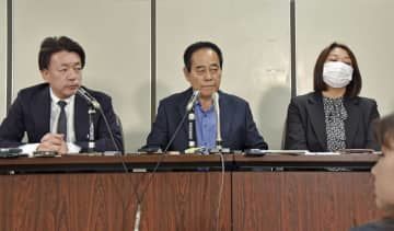 告訴状が受理され、記者会見する死亡した安田種雄さんの父親南永さん（中央）ら＝25日午後、東京・霞が関の司法記者クラブ