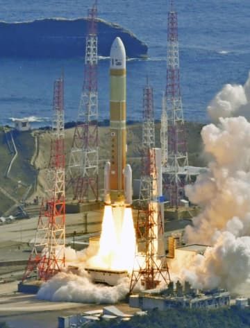 鹿児島県の種子島宇宙センターから打ち上げられるH3ロケット1号機＝3月7日