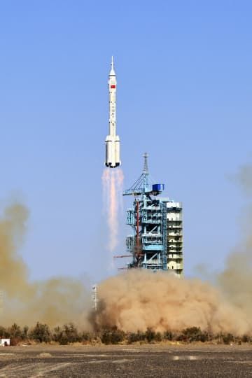 有人宇宙船「神舟17号」を搭載して打ち上げられたロケット＝26日、中国・酒泉衛星発射センター（新華社＝共同）