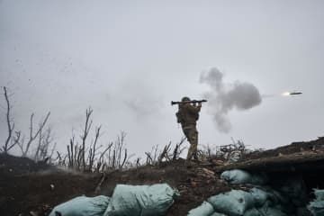 ウクライナ東部バフムト周辺で、対戦車ロケット弾を発射するウクライナ兵＝25日（ゲッティ＝共同）
