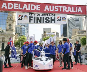 「ブリヂストン・ワールド・ソーラー・チャレンジ」でゴールする東海大チームのソーラーカー＝27日、オーストラリア南部アデレード（共同）