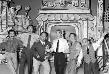 1991年6月、テレビ番組に出演したクレージーキャッツのメンバー。（左から）安田伸さん、犬塚弘さん、ハナ肇さん、植木等さん、谷啓さん、桜井センリさん＝東京・赤坂