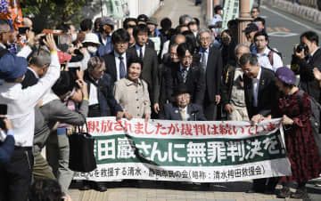 袴田巌さんの再審初公判に出廷するため、静岡地裁に向かう姉ひで子さん（前列左から2人目）と弁護団ら＝27日午前