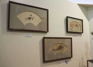 葛飾北斎の肉筆画「小茄子に野苺図」（左上）と「葵にきりぎりす図」（右上）＝27日午後、京都市