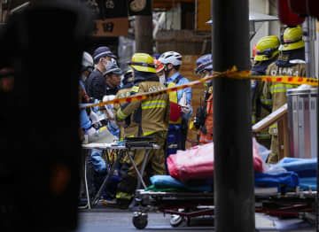 爆発があった飲食店前に集まる消防隊員ら＝28日午後2時20分、大阪市北区
