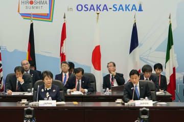 G7貿易相会合で発言する西村経産相（手前右）。同左は上川外相＝29日午前、大阪市