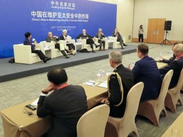 安全保障に関する「香山フォーラム」の討論会で意見を交わす有識者ら＝29日、北京市（共同）