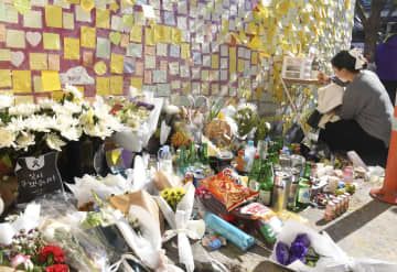 ソウル梨泰院の雑踏事故から1年となり、現場では犠牲者を追悼する人の姿が絶えなかった＝29日（共同）
