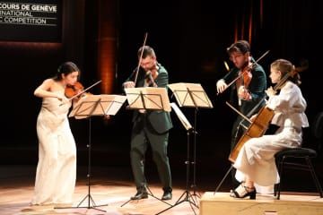 ジュネーブ国際音楽コンクールで優勝した「ノボ・カルテット」で、演奏する加藤ミュラー香耶さん（左端）＝29日、スイス西部ジュネーブ（共同）