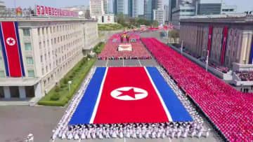 市民パレードに登場した巨大な北朝鮮国旗＝2022年（共同）