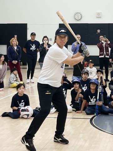 野球教室で子どもたちに打撃を披露する松井秀喜さん＝29日、ニューヨーク州タリータウン（共同）