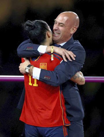 サッカーの女子ワールドカップで優勝したスペインのエルモソ選手（左）を抱擁する同国サッカー連盟会長のルビアレス氏＝8月20日、シドニー（ロイター＝共同）