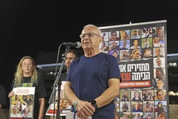 30日、イスラエル中部テルアビブで記者会見するラモス・アロニさん（共同）