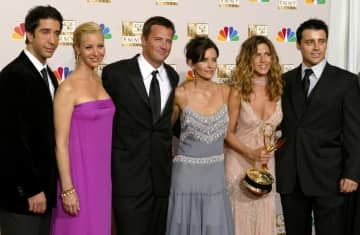 ポーズを取るマシュー・ペリーさん（左から3人目）やジェニファー・アニストンさん（右から2人目）ら「フレンズ」の共演者＝2002年9月、米ロサンゼルス（ロイター＝共同）