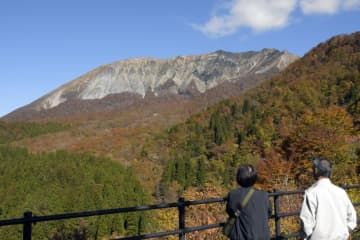 鳥取県の大山一帯で見頃を迎えた紅葉＝31日午前