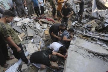 31日、パレスチナ自治区ガザで、イスラエル軍による攻撃後に被害者を捜索するパレスチナ人住民ら（AP＝共同）
