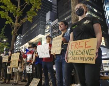 イスラエルのパレスチナ自治区ガザへの攻撃に抗議し、平和を求める街頭宣伝に集まった人たち＝1日夜、大阪市