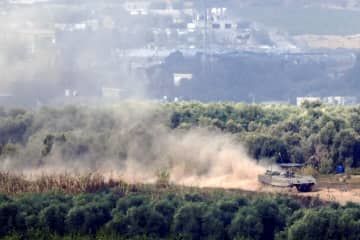 パレスチナ自治区ガザで活動するイスラエル軍の軍用車両＝1日（ロイター＝共同）