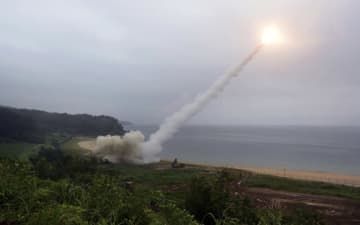 米韓合同軍事演習で韓国から日本海に向けて発射される米国の地対地ミサイル「ATACMS」＝2017年7月（韓国国防省提供・ゲッティ＝共同）