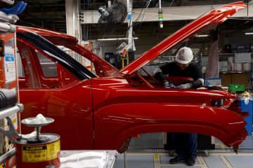 米南部テキサス州のトヨタ自動車の工場で、ピックアップトラックを組み立てる労働者＝4月（ロイター＝共同）