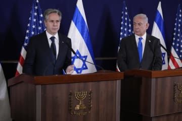 10月、イスラエル・テルアビブで記者団に話すネタニヤフ首相（右）とブリンケン米国務長官（AP＝共同）