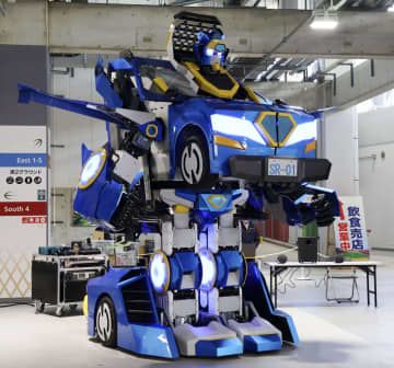 「HANAZONO　EXPO　2023」開催を前に報道陣に公開された、車から人型に変形したロボット＝2日午後、大阪府東大阪市